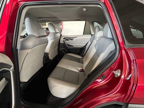 Used 2020 Toyota RAV4 XLE Premium image 40