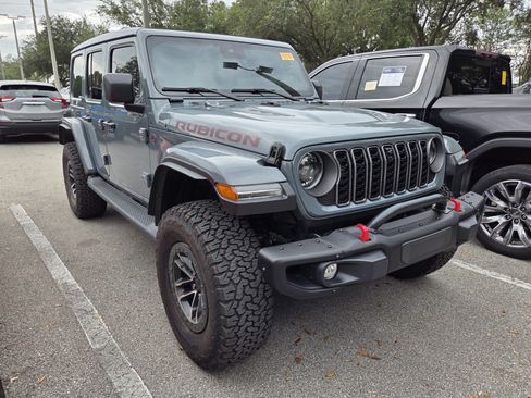 Used 2025 Jeep Wrangler Unlimited Rubicon AWD/4WD image 2