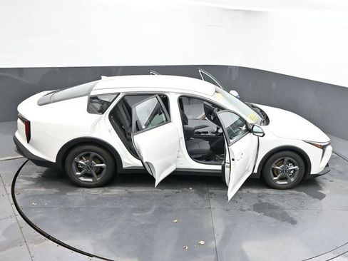 Used 2025 Kia K4 LXS image 65