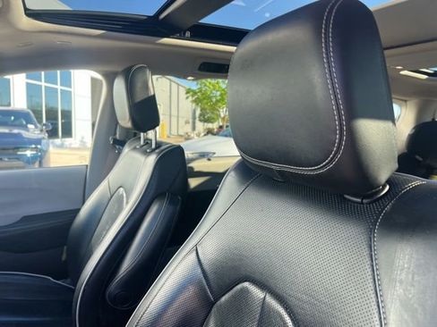 Used 2021 Chrysler Pacifica Limited AWD/4WD image 6