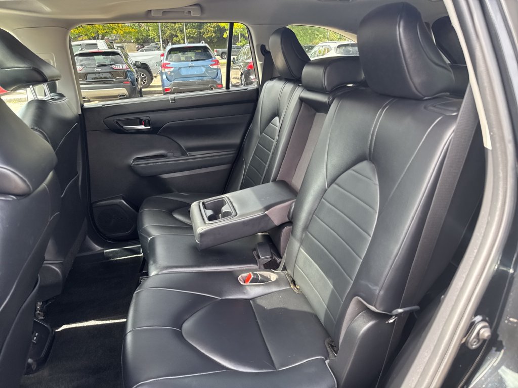 Used 2023 Toyota Highlander XLE AWD/4WD image 38