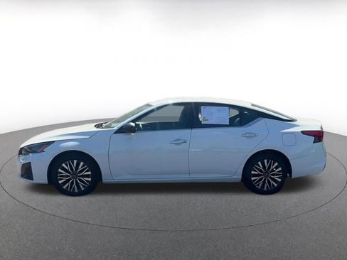 Used 2025 Nissan Altima 2.5 SV image 10