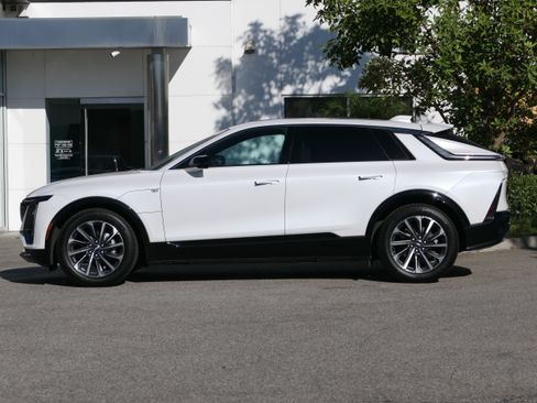 Certified 2024 Cadillac Lyriq Sport AWD/4WD image 2