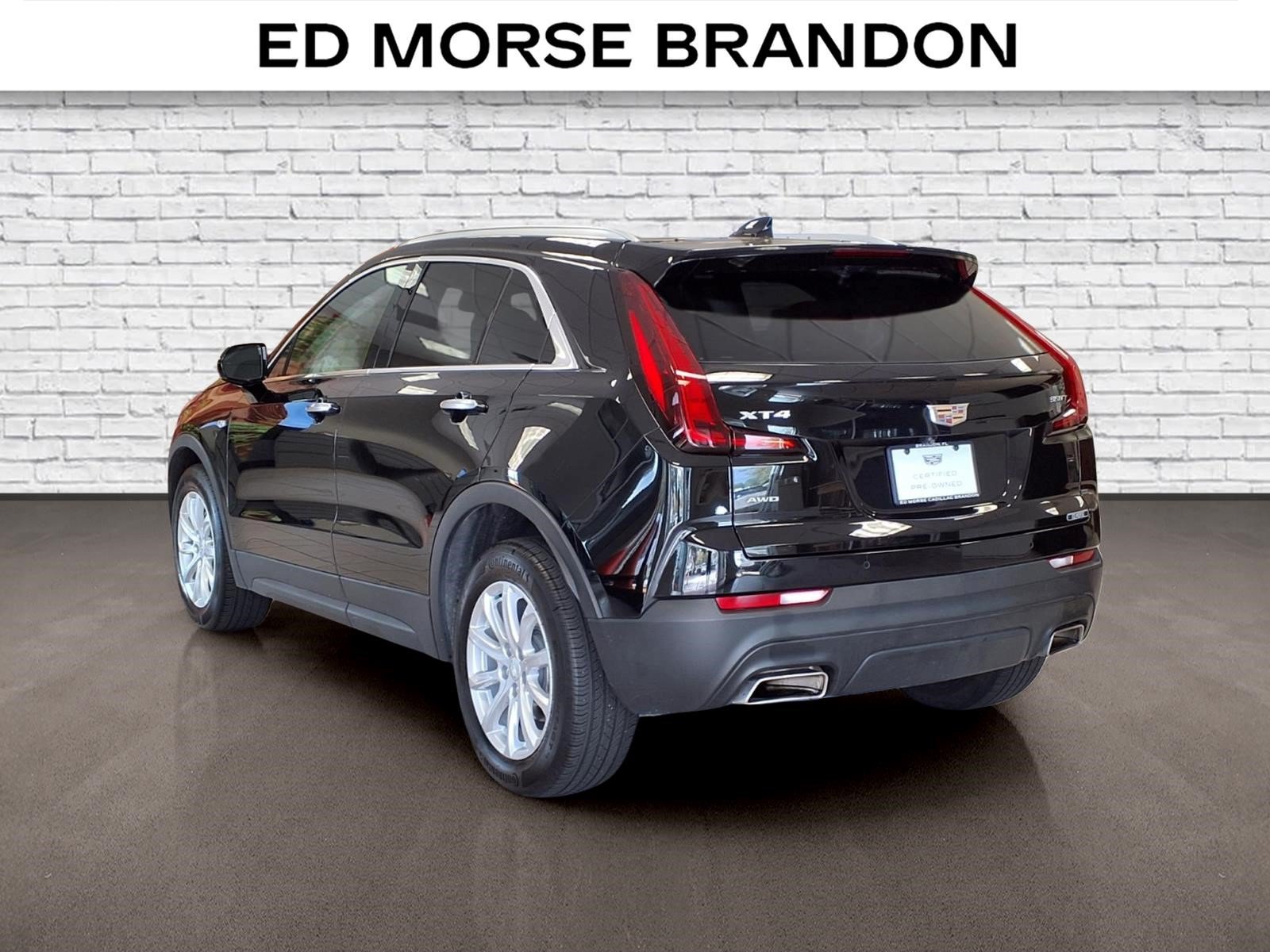 Used 2023 Cadillac XT4 Luxury w/ Cold Weather Package AWD/4WD image 3
