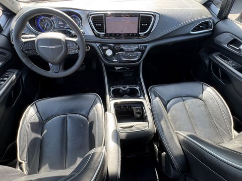 Used 2025 Chrysler Pacifica Limited FWD image 26