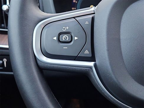 Used 2022 Volvo XC60 B5 Momentum image 27