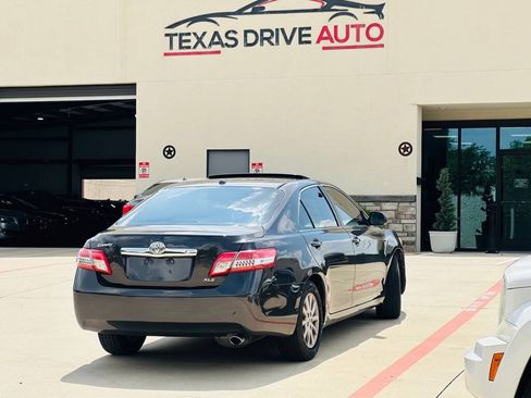 Used 2011 Toyota Camry XLE w/ XLE Extra-Value Pkg #2 FWD image 9