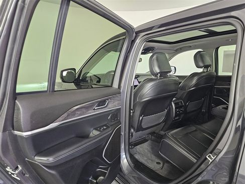 Used 2022 Jeep Grand Cherokee Limited image 19