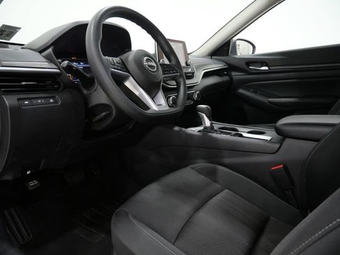 Used 2025 Nissan Altima 2.5 SV FWD image 11