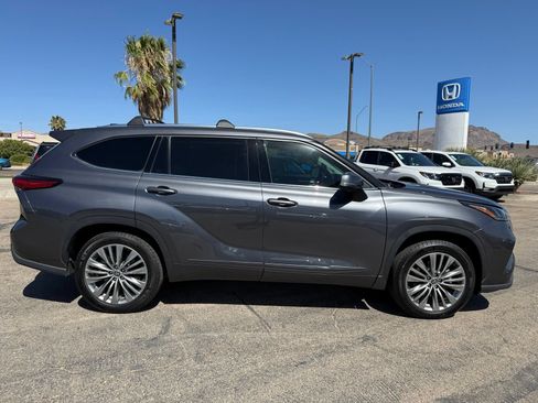 Used 2021 Toyota Highlander Platinum FWD image 4