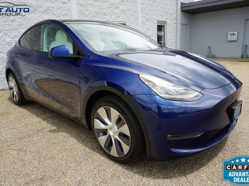 Used 2023 Tesla Model Y Long Range AWD/4WD image 1