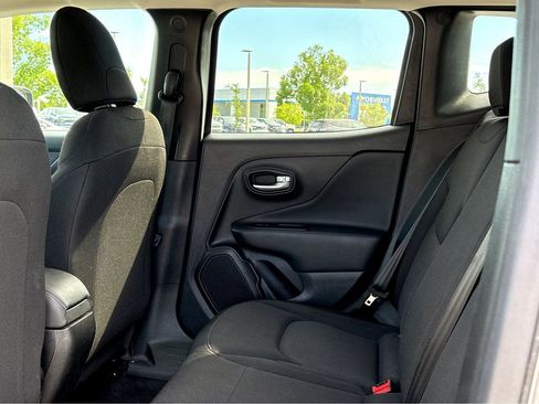 Used 2023 Jeep Renegade Latitude AWD/4WD image 18