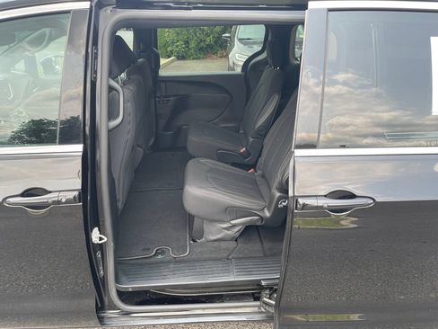 Used 2024 Chrysler Pacifica Touring FWD image 15
