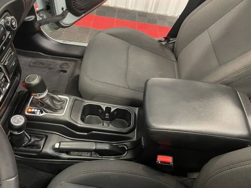Used 2023 Jeep Wrangler Unlimited w/ Sun & Screen Package AWD/4WD image 35