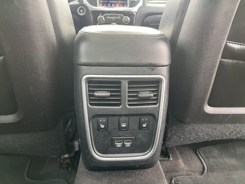Used 2017 Chrysler 300 C image 31