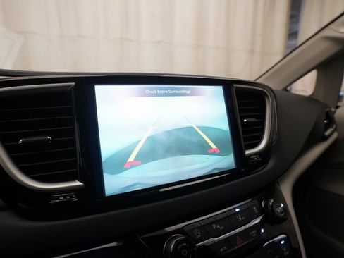 Used 2024 Chrysler Pacifica Touring-L image 20