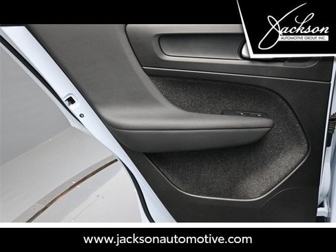 Used 2025 Volvo XC40 B5 Plus w/ Protection Package Premier image 25