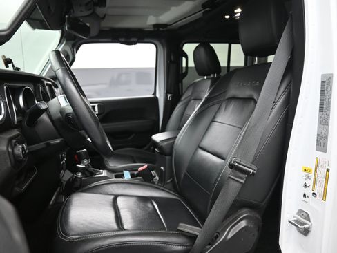 Used 2019 Jeep Wrangler Unlimited Sahara image 18