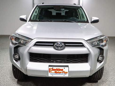 Used 2021 Toyota 4Runner SR5 AWD/4WD image 4