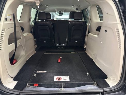 Used 2022 Chrysler Pacifica Touring-L image 16