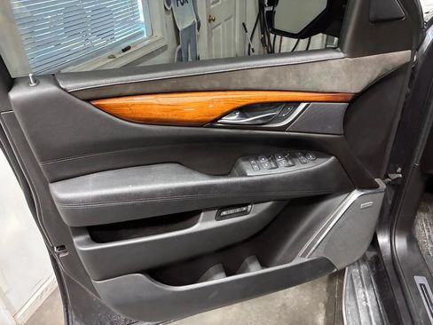 Used 2015 Cadillac Escalade ESV Luxury AWD/4WD image 21