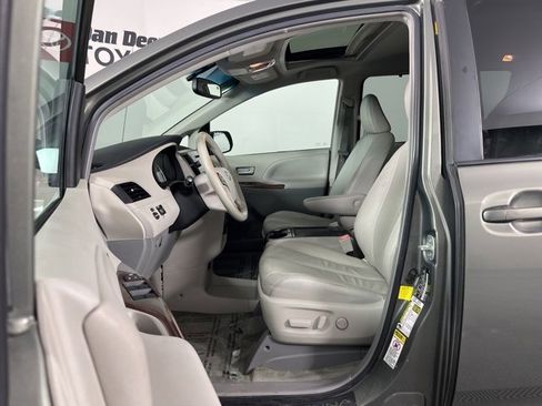 Used 2012 Toyota Sienna XLE image 3