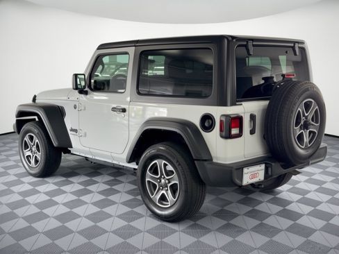 Used 2022 Jeep Wrangler Sport AWD/4WD image 3