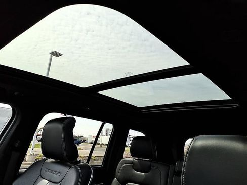 Used 2022 Jeep Grand Cherokee Overland w/ Luxury Tech Group IV image 20