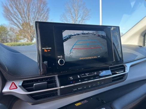 Used 2025 Toyota Sienna LE image 25