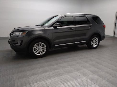 Used 2017 Ford Explorer XLT image 2
