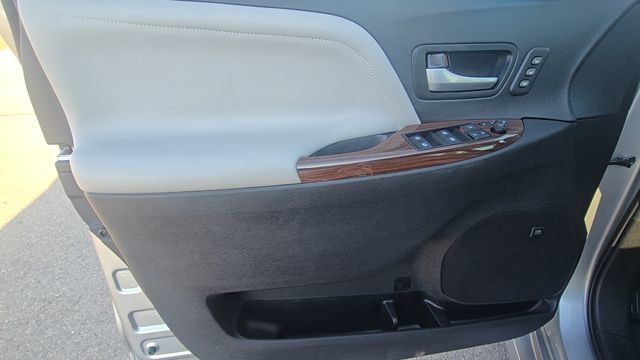 Used 2018 Toyota Sienna Limited FWD image 17