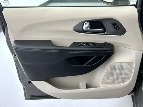 Certified 2022 Chrysler Pacifica Touring-L FWD image 9