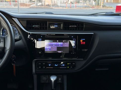 Used 2019 Toyota Corolla LE w/ Carpet Mat Package (TMS) FWD image 23
