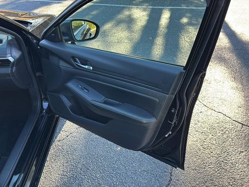 Used 2024 Nissan Altima 2.5 SV image 12