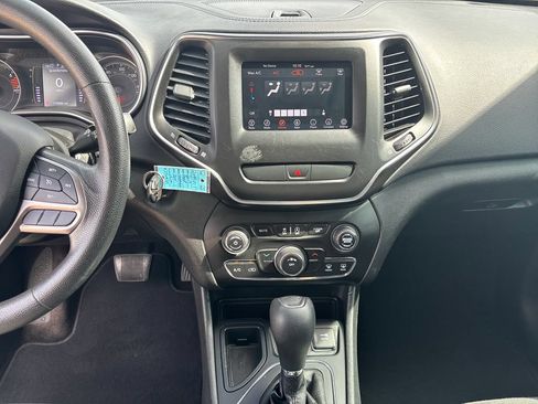 Used 2019 Jeep Cherokee Latitude w/ Popular Appearance Group FWD image 18
