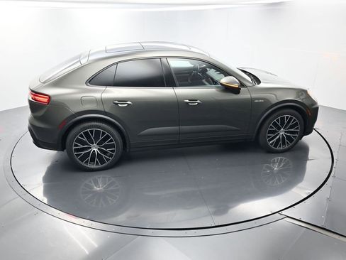 Certified 2025 Porsche Macan Electric image 39
