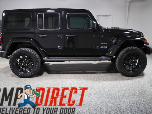 Used 2023 Jeep Wrangler Unlimited Sahara w/ Cold Weather Group AWD/4WD image 6