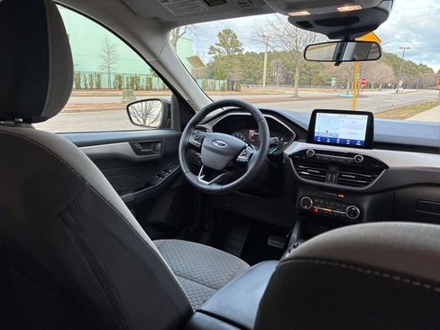 Used 2022 Ford Escape SE w/ SE Sport Appearance Package image 25