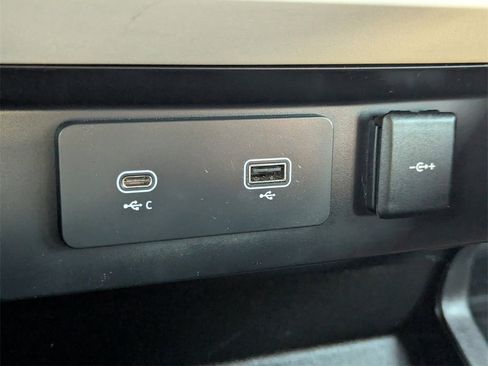 Used 2023 Land Rover Defender 110 X-Dynamic SE image 16