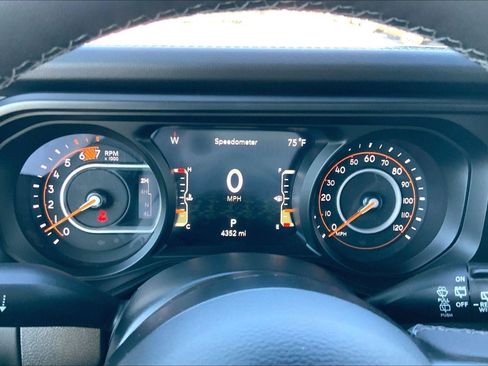 Used 2025 Jeep Wrangler Unlimited Rubicon w/ Convenience Group AWD/4WD image 14