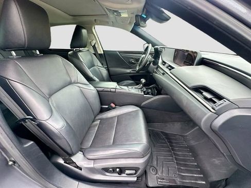 Used 2019 Lexus ES 300h w/ Premium Package image 29