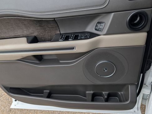 Used 2020 Ford Expedition Limited image 11
