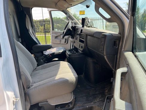 Used 2017 Chevrolet Express 3500 RWD image 17