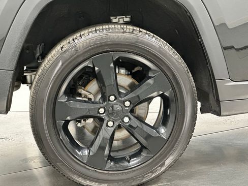 Used 2024 Jeep Grand Cherokee Altitude RWD image 25