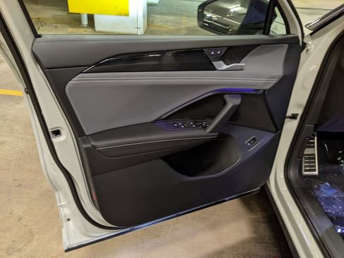 New 2026 Volkswagen Tiguan SE R-Line image 9