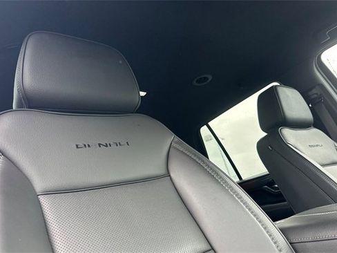 Used 2025 GMC Yukon Denali image 17
