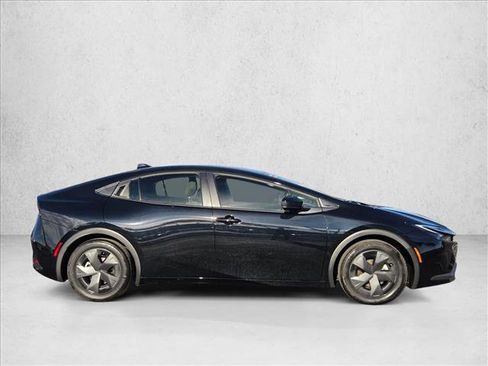 Used 2025 Toyota Prius LE image 4