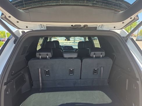 Used 2025 Chevrolet Traverse LT FWD image 24