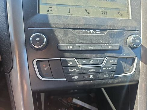 Used 2019 Ford Fusion SE FWD image 17