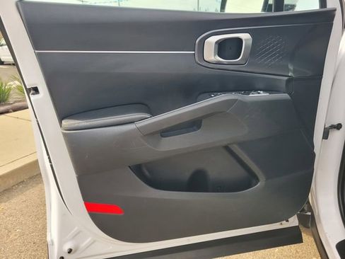 Used 2024 Kia Sorento S image 18